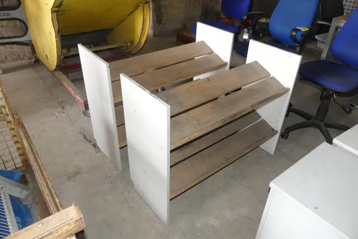 2x Holzregal Maße in cm je ca. 104 x 40 x 80